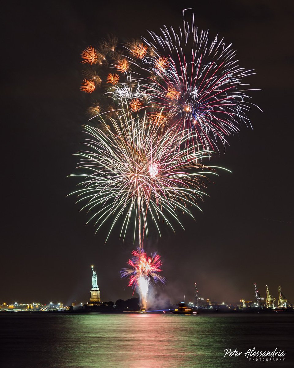 palessandria's tweet photo. @BCG Great fireworks show sponsored by BCG Friday night in NYC! https://t.co/JfIKQnvUSN