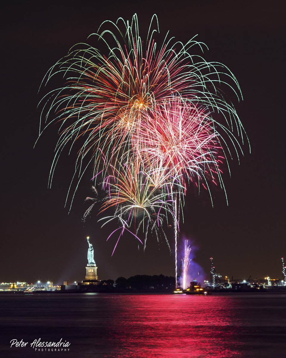 palessandria's tweet photo. @BCG Great fireworks show sponsored by BCG Friday night in NYC! https://t.co/JfIKQnvUSN