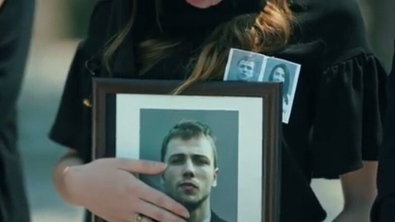 Mezar kazmaktan yorulmadılar ayyh
Mezara bile birlikte gidiyo benim canım çiftim
HatrıBizdeSaklı YavBah