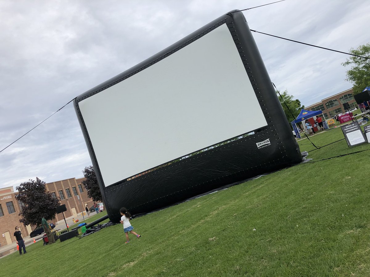 Williamsburg Ca On Twitter Screen Is Up Despicable Me 3 8 30