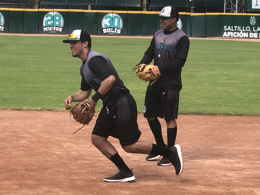 ClubSaraperos's tweet photo. Fernando Garza, jugador mexicoamericano realiza trabajo de fundamento en su primer día en campamento de Saraperos #SomosSarape @LigaMexBeis https://t.co/oKChBnuTCi