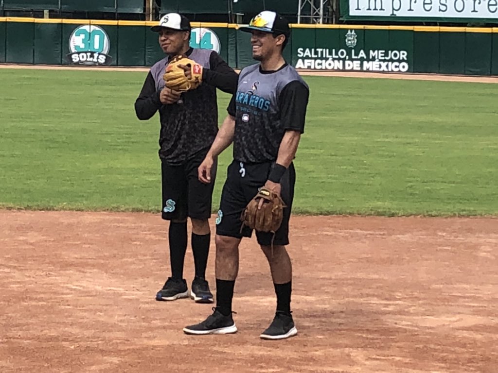 ClubSaraperos's tweet photo. Fernando Garza, jugador mexicoamericano realiza trabajo de fundamento en su primer día en campamento de Saraperos #SomosSarape @LigaMexBeis https://t.co/oKChBnuTCi