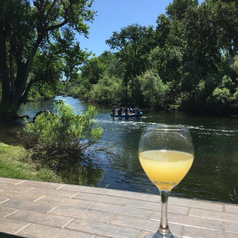 TheRiversEdge4's tweet photo. Looking to relax by the river and watch some rafters? Barbara caught a great pic of them here! #riverrafting #stanislausriver #knightsferry #theriversedge https://t.co/9U70d5DC3v