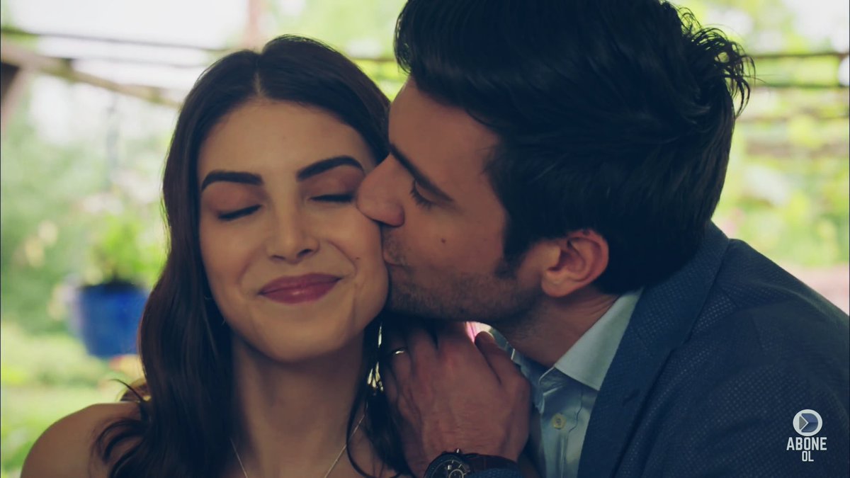 itsmehasret's tweet photo. Otel odasında hakaret ettiği kadına aşık olan adam Yağız Egemen, aynı otel odasında o adamın yüzünü çizen Hazan Çamkıran. 

Öyle güzel bir uyum izlettiniz ki bize unutulması mümkün değil. 

İyi ki tanıdım sizi yağhaz 💙

#yağhaz https://t.co/8tFJ5qgglU