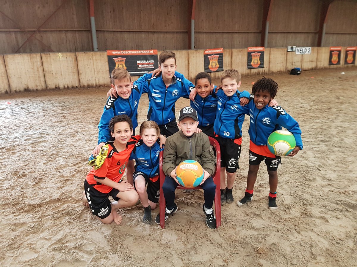 HinnemanSlof's tweet photo. @MichaelWolfMW @BeachSoccerBond @PBSZ @HTCBeach Opvolgers hebben er zin in Michael wolf HTC 010 NK beachsoccer kampioen 2017/2018 21 Juli titel verdedigen Scheveningen. https://t.co/4oUL0IzU7K
