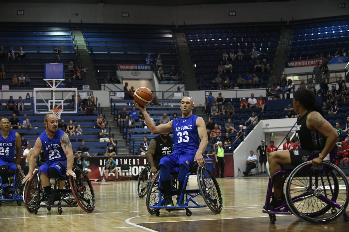 #TeamArmy has the early lead here in the @warriorgames wheelchair basketball championship game, but #TeamAirForce is hot on the trail thanks to a shot by TSgt Joshua 'Smitty' Smith! Score: 2-3 @USArmy