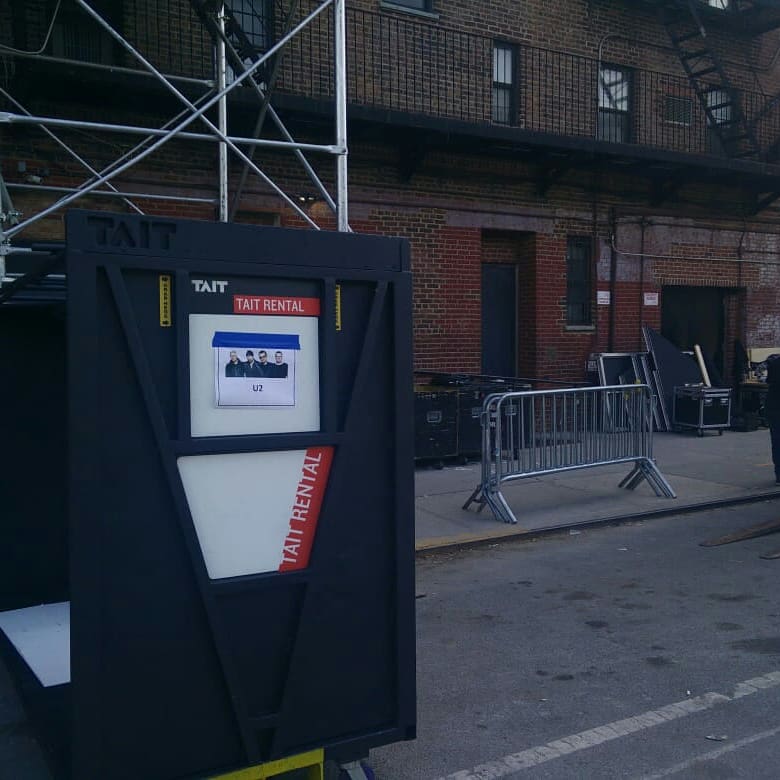 zoostation_arg's tweet photo. Armando el set para la presentación de U2 en el Apollo . #U2eiTour #U2 #U2ApolloEntry #u2songsofexperience https://t.co/oguhxP5PxY
