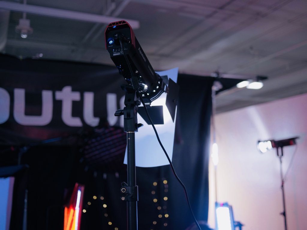 creativejeremyg's tweet photo. A test shot before our lighting workshop at 4:30p. @aputuretech LEDs showcased at #photoconLA using 300d, 2x LS1/2 and Mini20d for a portrait. Tethered camera wirelessly with @TetherTools #caseremote. https://t.co/85Edi2sjAS