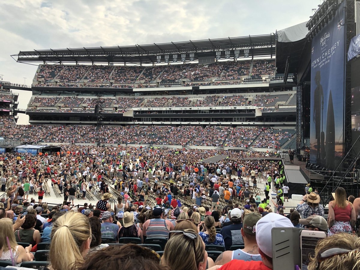 dev_lew's tweet photo. Kenny Chesney in Philly, we’re here for @ThomasRhett https://t.co/el2QcdM8eF