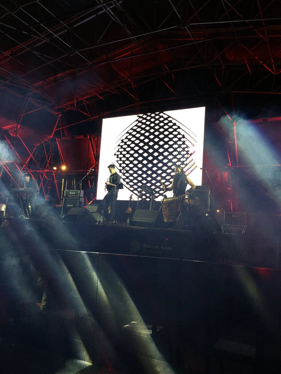 <a href="/TREMORtheband/">TREMOR</a> con las visuales de <a href="/GiselaFaure/">Gisela Faure</a> en @elfestivalemergente