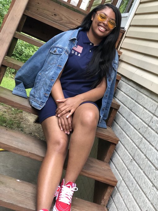 Watch Mom's leaked NSFW photo on TwXstars