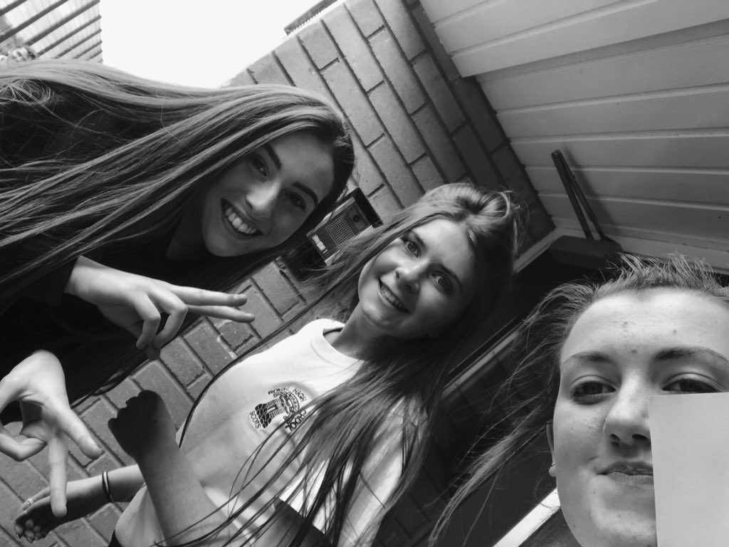 LLaurengraham's tweet photo. Happy birthday, hope you’ve had the best day 💗 love youu 💓 @heatherYoungxx https://t.co/ednS1kalce