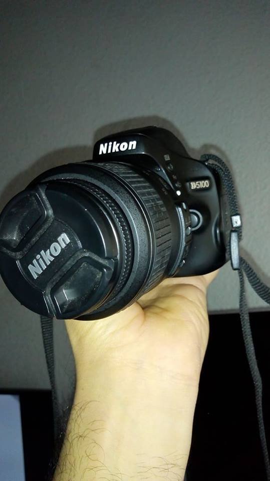 Marcos Maldonado de Facebook 
Encontré una cámara Nikon con el estuche en la ciudad de La Plata. El que me escriba y me diga que fotos tiene se la devuelvo, obvio que mia no es. Seguro que el/la dueñ@ la dio por perdida, pero acá está. Por favor difundir. Gracias!