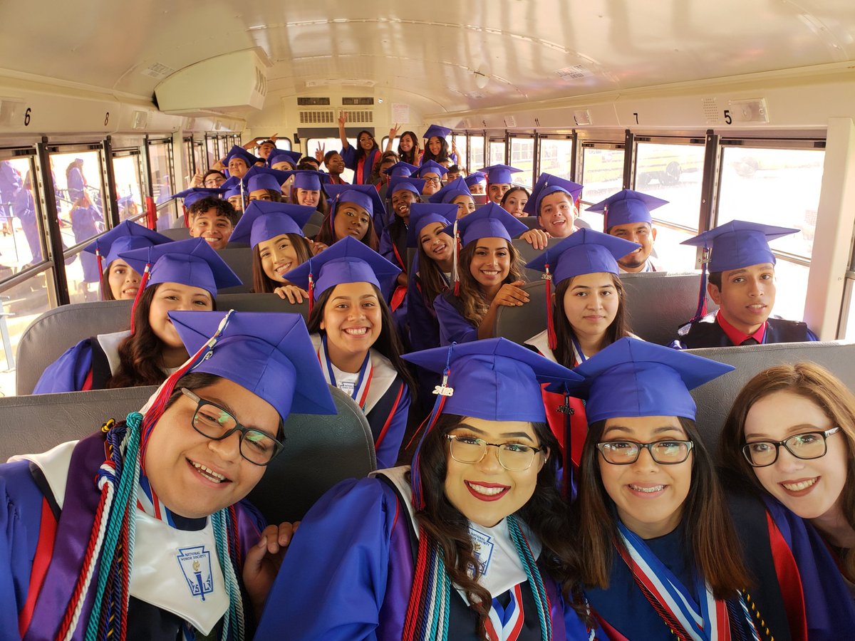 LedayAl's tweet photo. We are about to graduate this fantastic class of seniors. Thank you SGHS Class of 2018 for a fantastic year! You make us proud! #SouthSideSauce2k18 #ChooseSouth @colonels2018 @SGHS_Colonels https://t.co/XHfGHDFtAC