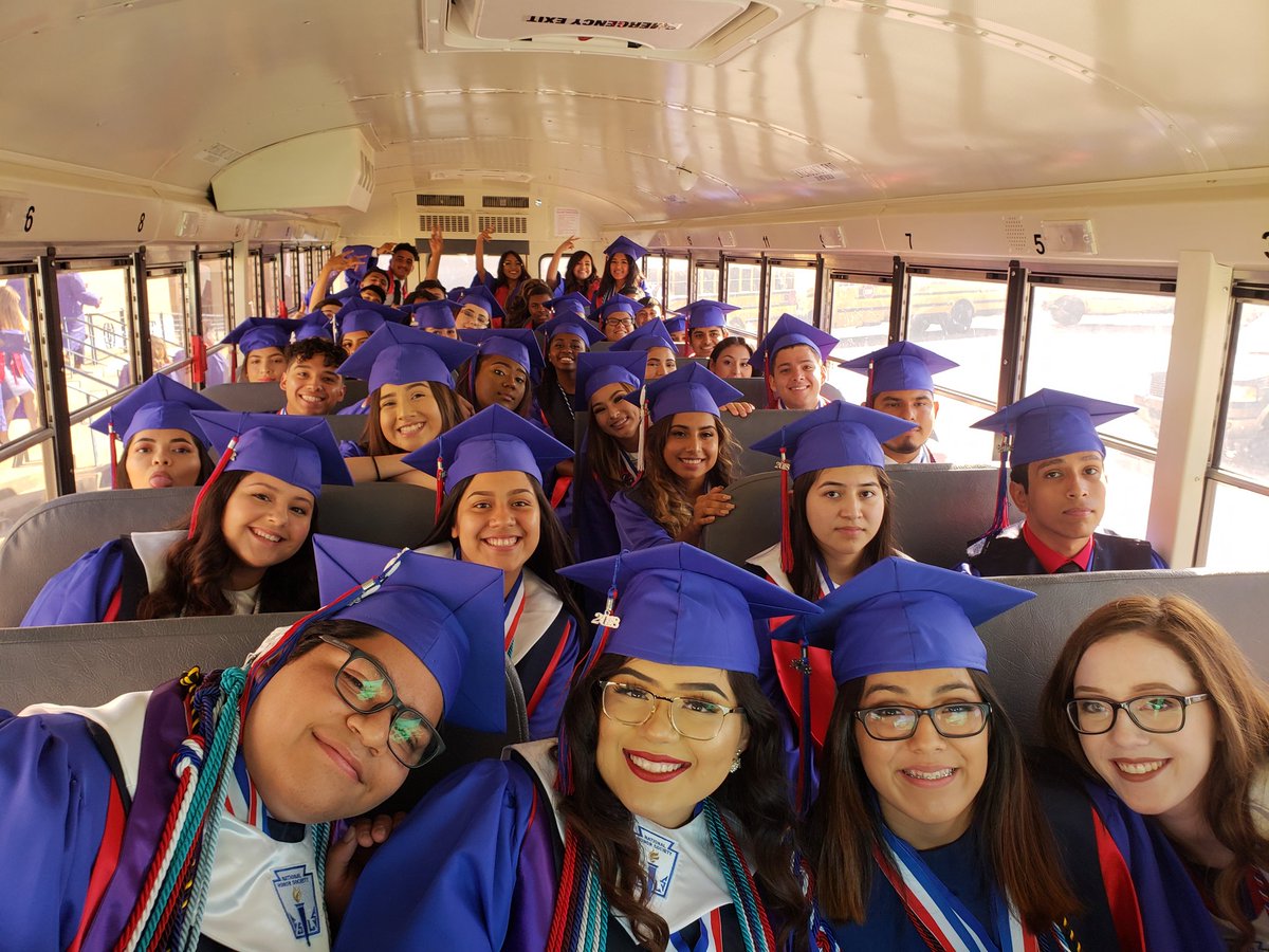 LedayAl's tweet photo. We are about to graduate this fantastic class of seniors. Thank you SGHS Class of 2018 for a fantastic year! You make us proud! #SouthSideSauce2k18 #ChooseSouth @colonels2018 @SGHS_Colonels https://t.co/XHfGHDFtAC