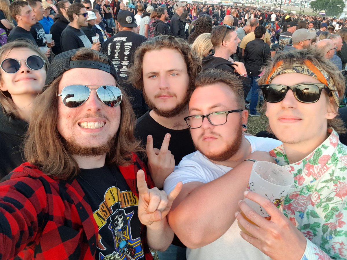 RyaanFuryy's tweet photo. @RKELLAS @Dan_TPD @GameTimeCleasby @chloethe1975 great guys to meet, out of chance infront of us during GnR. #RyanNotBryan #DL2018 https://t.co/P2ovL1QWwO