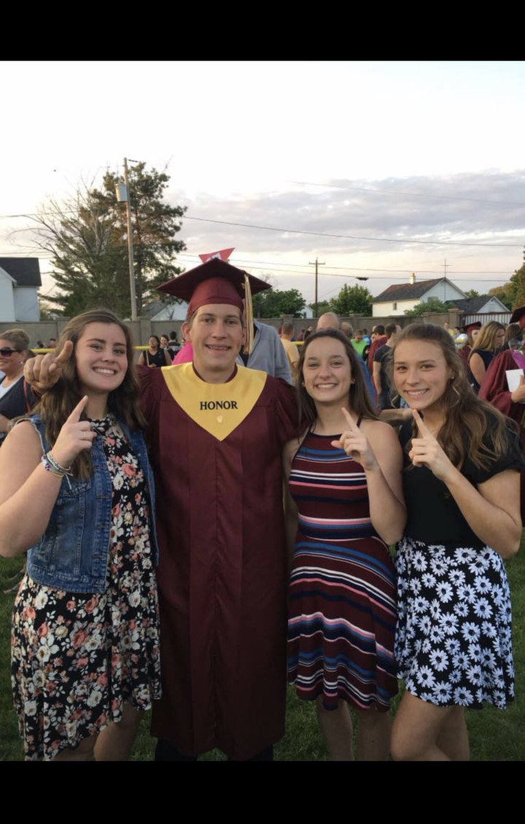 meno_golf's tweet photo. Happy birthday to our idol, Evan freaking Kramer!! Don't par-tee too hard tonight ;) hope you're having a day as awesome as you are. Bless your heart. Xoxo -meno girls golf😊😍🥇⛳️🏌🏻‍♀️😎 https://t.co/GMqRaAwxhr