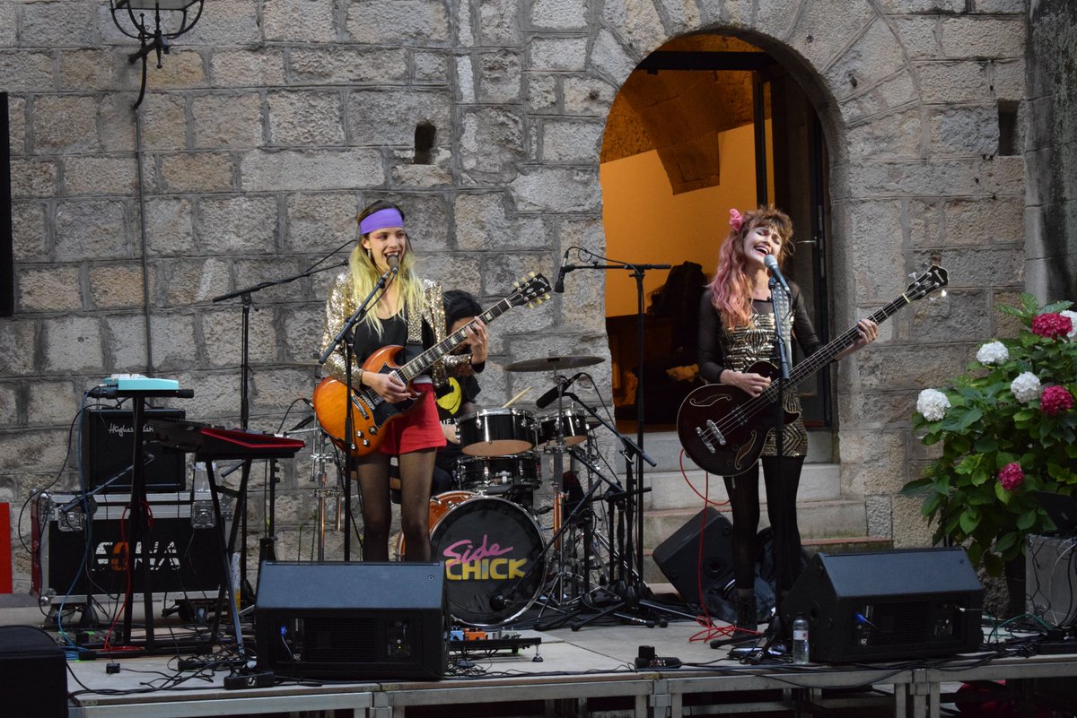 intersarsi's tweet photo. Després de descobrir-la al @FestivalStrenes fa dos anys, un plaer tornar a escoltar a @maiavidal a #Girona aquest cop un concert íntim amb @SideChickband a @InSomniFestival al @MuseuArtGirona i acabant el concert amb el tema #Bones. Tota una #artista! https://t.co/gcU6EGikoS