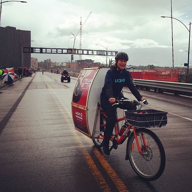 pdxpedpow's tweet photo. Fun day of "work" at the Rose Parade spreadin the waveG word!
________________________________________
#riderdi #ridervic #waveg #streambetter #gigabitinternet #rosecity #roseparade #burnsidebridge #bikeportland #bikedelivery #gobybike #pdx #pdxpedpow https://t.co/Fkix9pNqzM