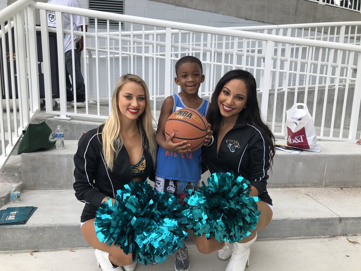Jordan2bmine's tweet photo. #tookthekid #towork2day #helearned #youmust #workhardthenyouplay @ESPNNFL #majorcommunityengaement @dailysplace #jax #youname #theplayers #themvps @Jaguars https://t.co/8HNYJSszLD