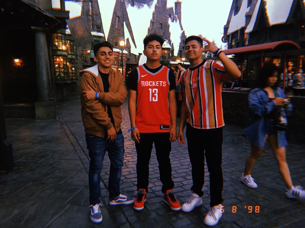 NBAYOUNGBOTE's tweet photo. #GradNite2018 https://t.co/glcYo7SNV1