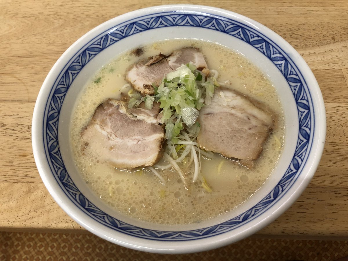 Tateishi 宮崎県 西都市 で 七福ラーメン に初訪問 ラーメン 650円を注文 先ずは 沢庵 登場 そして ラーメン クリーミーな口当たりのスープ 麺は中細のストレート 具はバラ肉のチャーシューに細モヤシ まろやかな仕上がりで一口ごとに美味しさ