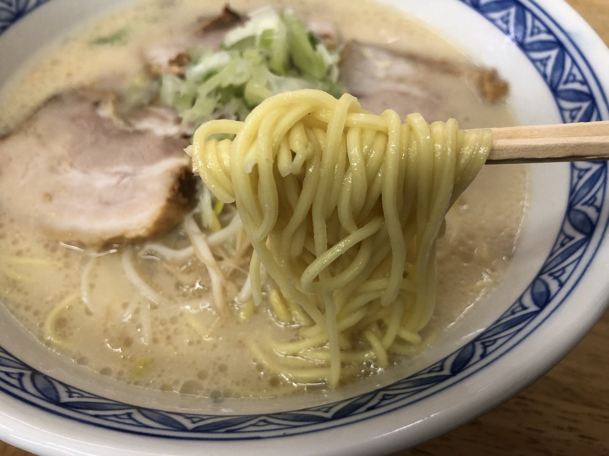 Tateishi 宮崎県 西都市 で 七福ラーメン に初訪問 ラーメン 650円を注文 先ずは 沢庵 登場 そして ラーメン クリーミーな口当たりのスープ 麺は中細のストレート 具はバラ肉のチャーシューに細モヤシ まろやかな仕上がりで一口ごとに美味しさ