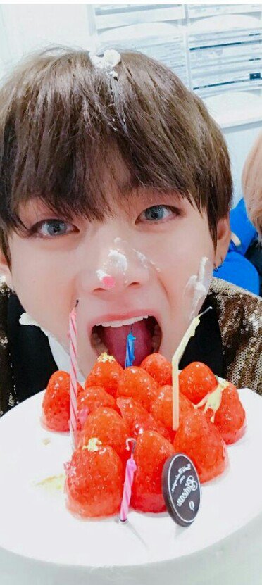 sylamarquez98's tweet photo. Happy birthday to me i wish i could be someone better and as i grow my love is also growing harder for @BTS_twt ✨🎊🎉 https://t.co/YmywtprHdV