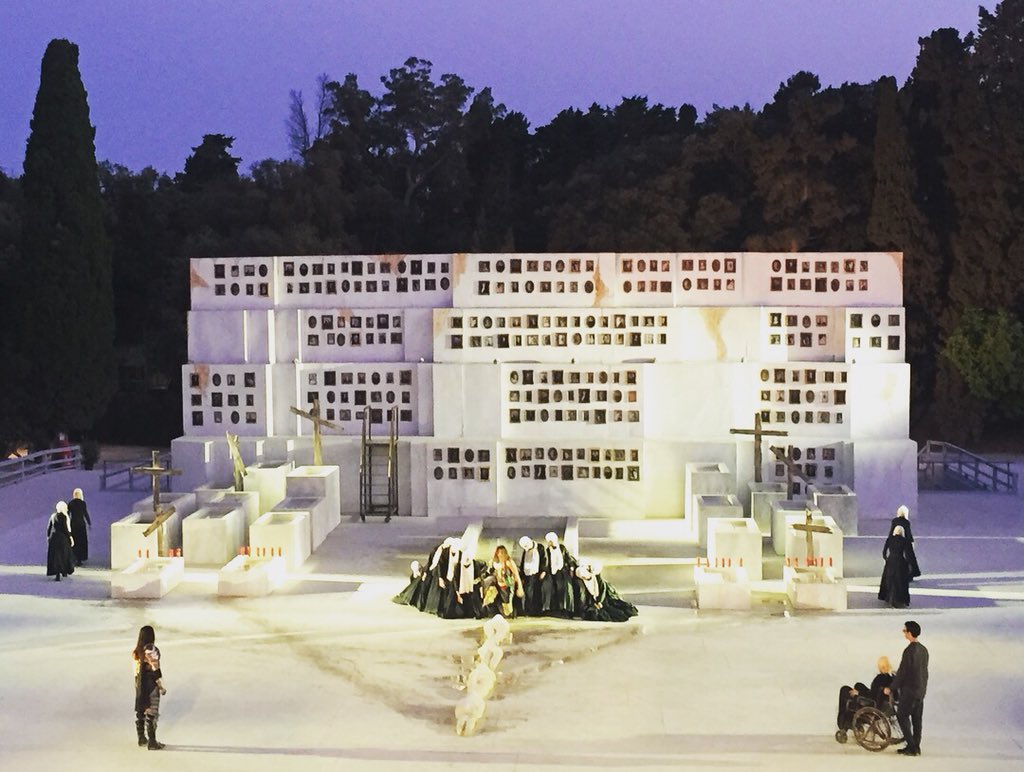 claire_cocteau's tweet image. Con alterna vece tutte mutan le cose: ottimo è l'uomo che sempre spera; e chi dispera, è un vile. #Eracle, #Euripide, 420 a.C. @Fondazione_Inda