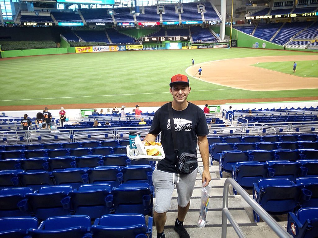 KarkoskaOndra's tweet photo. ⚾️Miami Marlins🆚San Diego Pedres🍔🥤 #goodtimes #happy #friday #baseball #chill #smille #usa #miami #marlins #florida #stadion #czechboy #friends #loveit #freedom https://t.co/b5xoj5HJbc