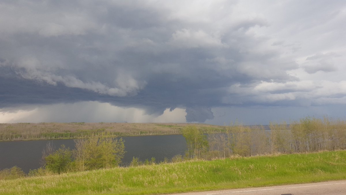jbr1221's tweet photo. #abstorm looking west @ Kehewin lake 515pm. Low level rotation visible on new wall cloud. https://t.co/OAOy7h19VA