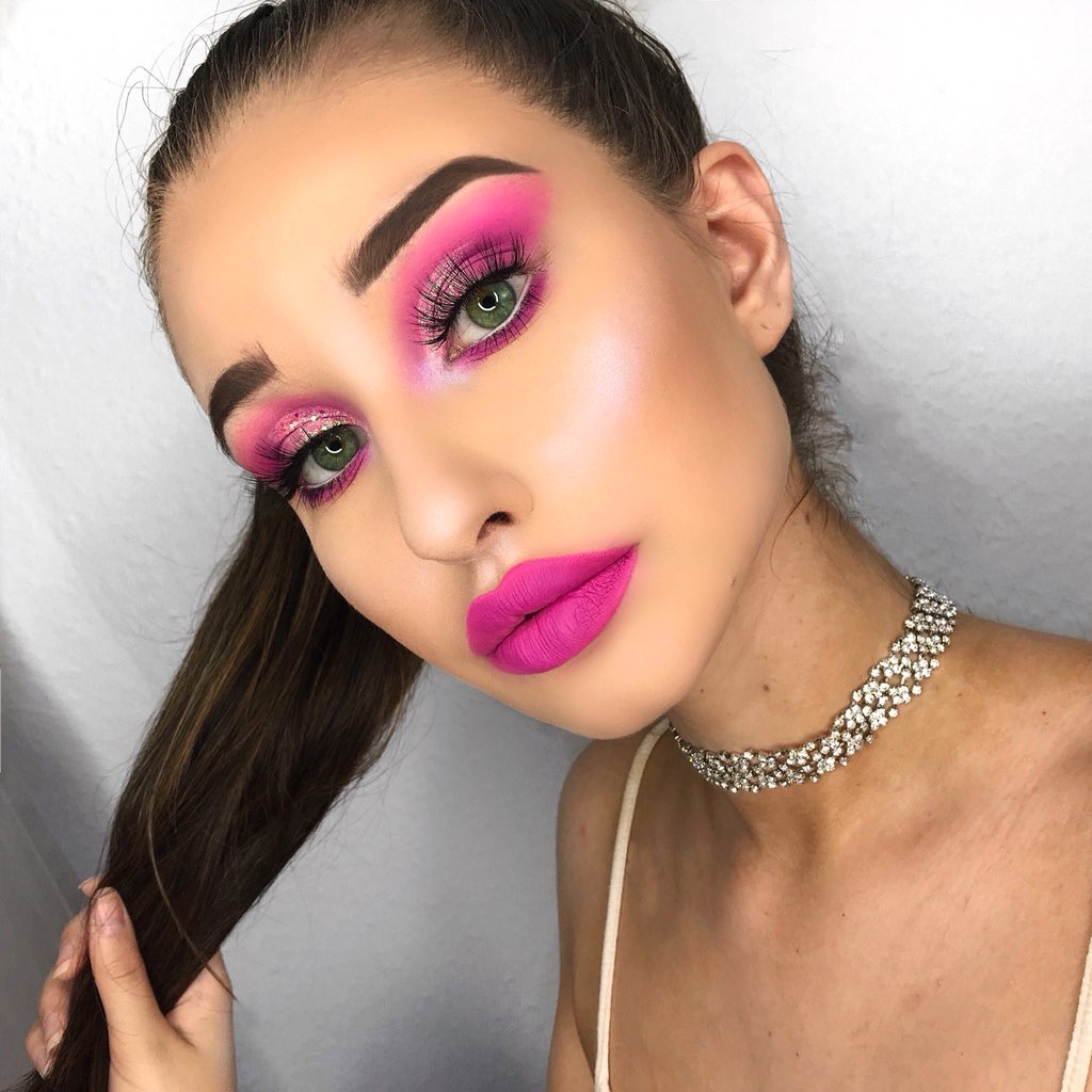 gloschiii's tweet photo. Brunette Barbie💗✨
@MorpheBrushes 35B Palette #morphebabe 
@ABHcosmetics @norvina1 #Glowkit Moonchild #AnastasiaBeverlyHills 
@TooFaced Melted Matte Lipstick „1998“ #TooFaced 
@BenefitBeauty Precisely, My Brow Pencil #benefitbrows https://t.co/xpDOrDV4Rs