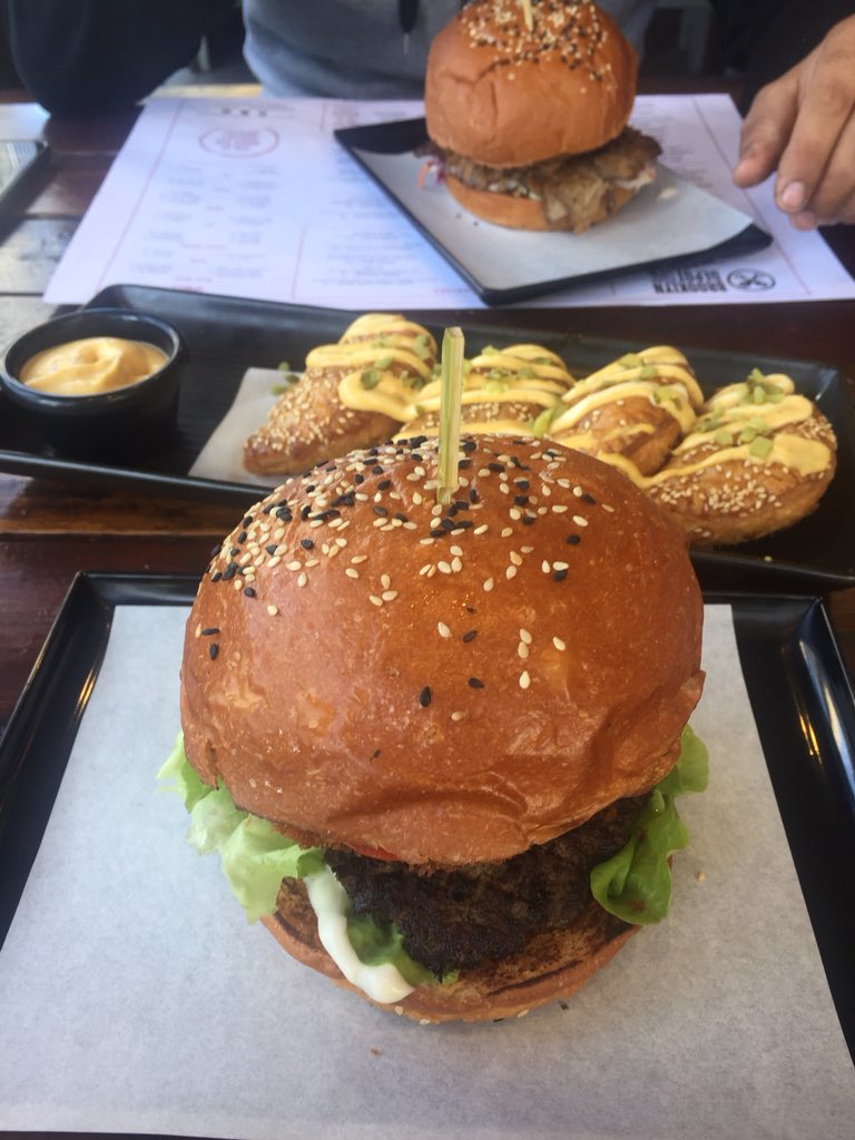 kat__nesss's tweet photo. Sunday burger date 😍😆 https://t.co/hDbKILojqD