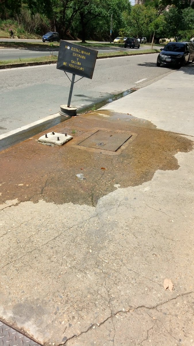 CXMORENO's tweet photo. @Hidrocentro2011 buenas noches por favor tomen medidas está fuga de agua de consumo tiene meses derramandose en el Sector El Bosque en Valencia, av. Cuatricentenaria frente a Residencias Isla de Plata torre A. https://t.co/YTUZB5EyRc