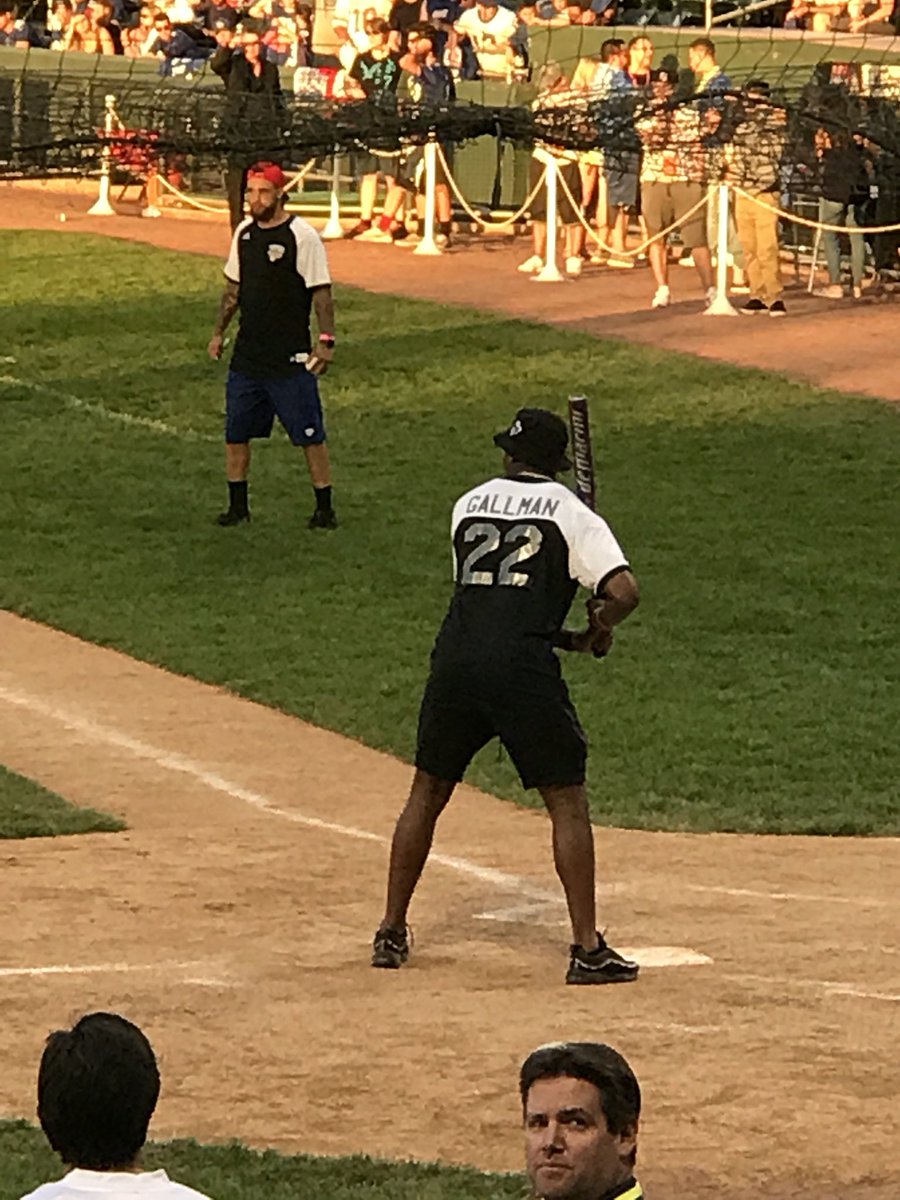 HolyCitySinner's tweet photo. Former Clemson star Wayne Gallman just hit an inside the park home run at the #LandonCollinsCelebritySoftballGame in NY. @Giants https://t.co/Bvnv8qqWAj
