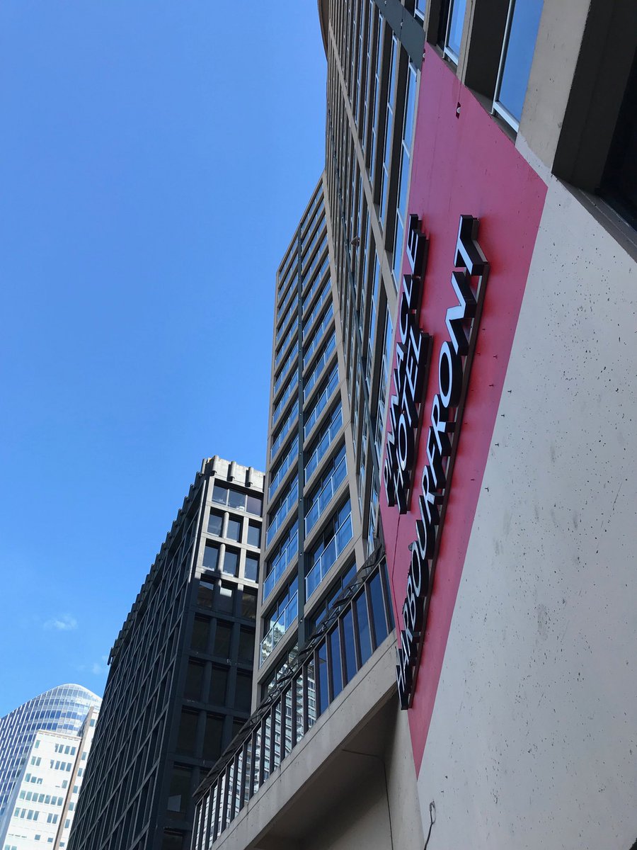 Great weather for Rside Grad Dinner/Dance! ⁦<a href="/rside43/">Riverside Secondary</a>⁩ #Grad2018 #prom2k18 ⁦<a href="/PinnacleVan/">Pinnacle Hotel Harbourfront</a>⁩