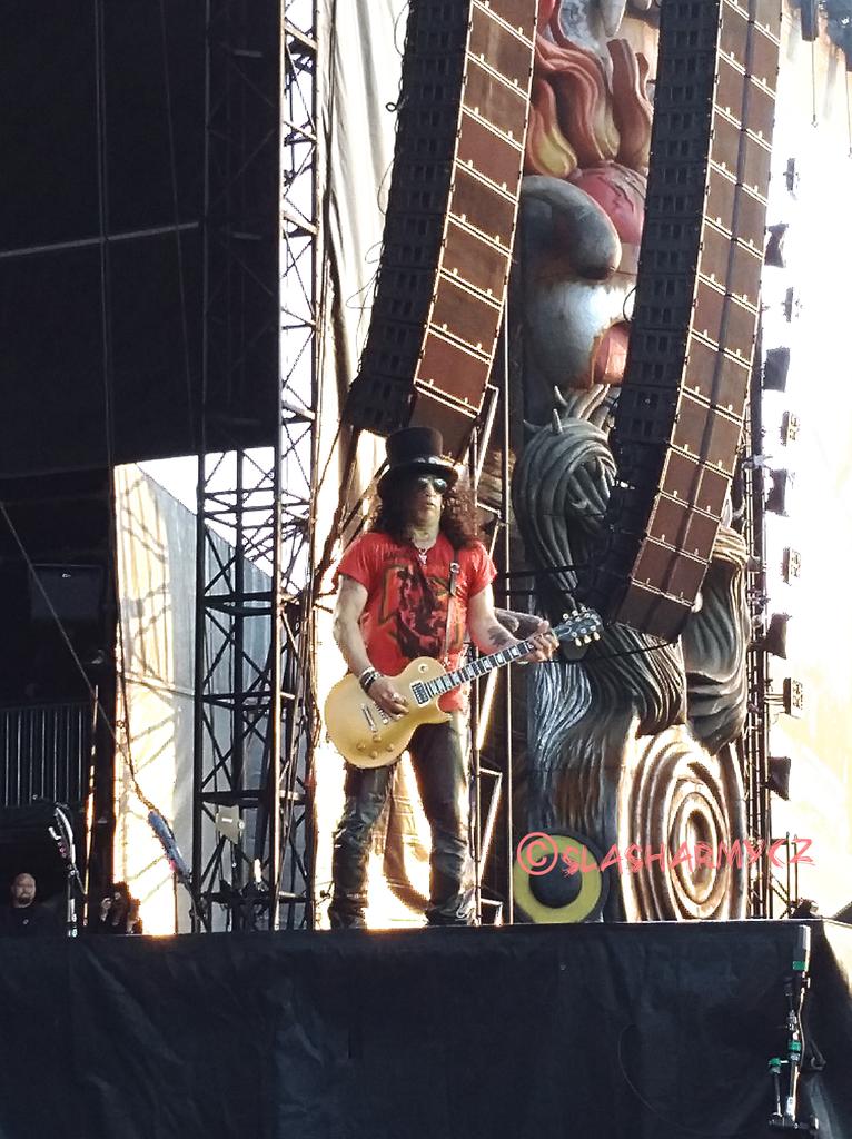 SlashArmyCZE's tweet photo. @gunsnroses at Download Festival 2018 #GnFnR #Slash #DL2018 #NotInThisLifetime https://t.co/tEr4lxAJLP