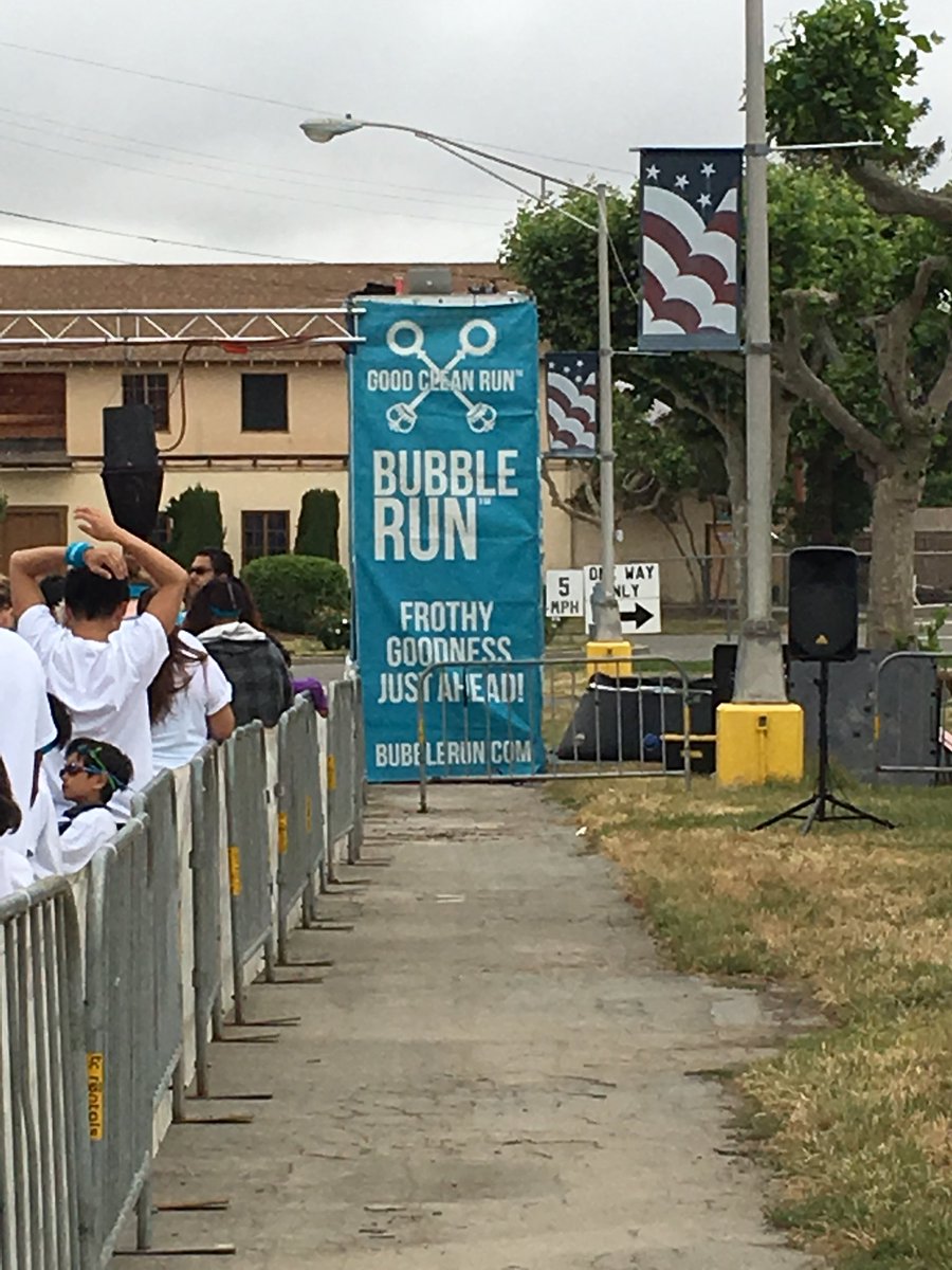 marvwynne22's tweet photo. Bubble Run!!! Phone died seconds after the race started 😔. Still lots of fun! #bubblerunsanjose #phonefail #ripbattery #whotuckstheirears https://t.co/5CyqTJ7wIw