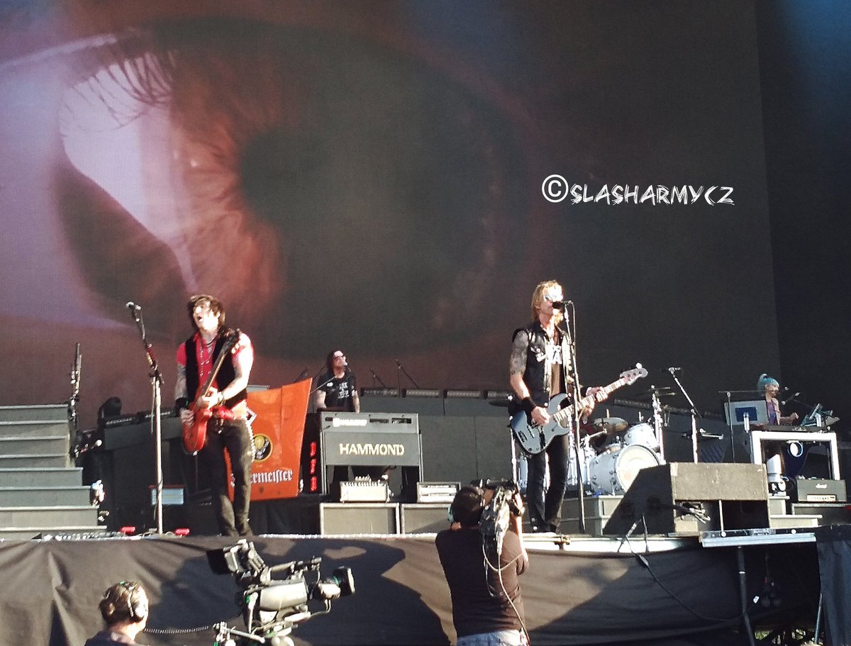 SlashArmyCZE's tweet photo. @gunsnroses at Download Festival 2018 #GnFnR #Slash #DL2018 #NotInThisLifetime https://t.co/tEr4lxAJLP