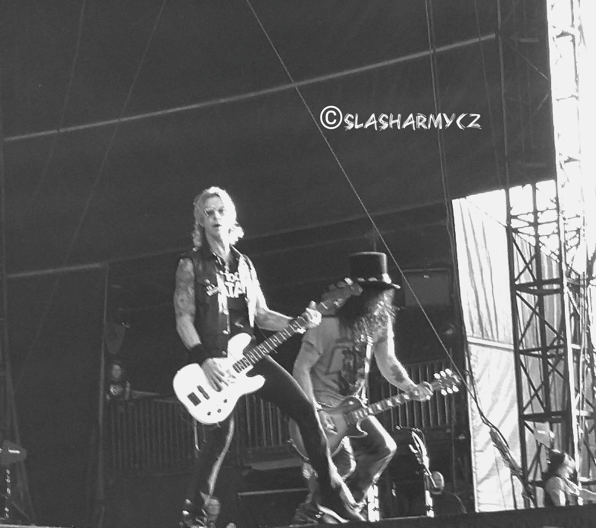 SlashArmyCZE's tweet photo. @gunsnroses at Download Festival 2018 #GnFnR #Slash #DL2018 #NotInThisLifetime https://t.co/tEr4lxAJLP