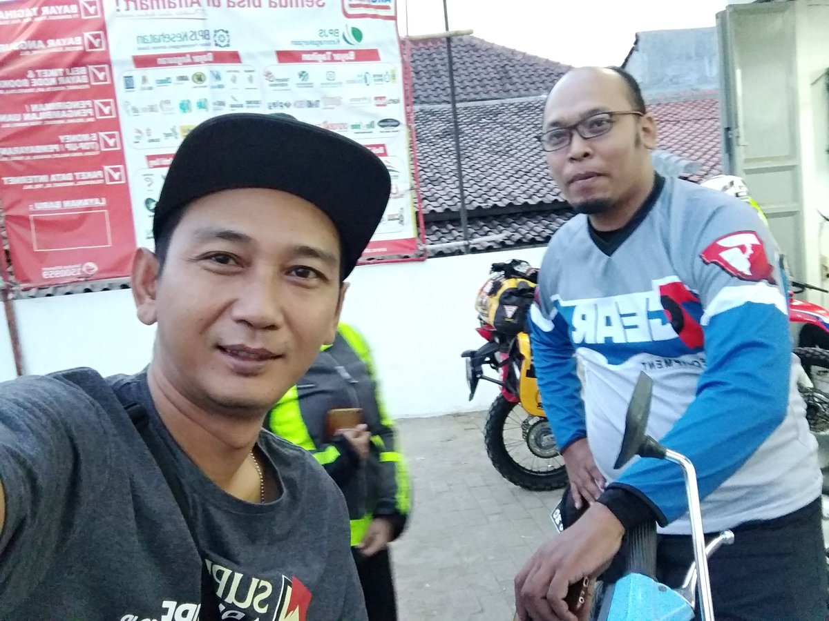 hengky_kik's tweet photo. akhirnya ktmu kawan seperjuangan waktu bareng"di Freedom Camp Castrol Bikers Indonesia 2017 , Bro Angga dr Team 7Gear  siap meramaikan jalur mudik di Pulau Jawa, Bali,Lombok n Sumbawa  slma perjalanan  akan jg mengupas  jalur mudik dan explore perjalanannya 
#7Gear
#7GearJourney https://t.co/W94sGhS2Wj