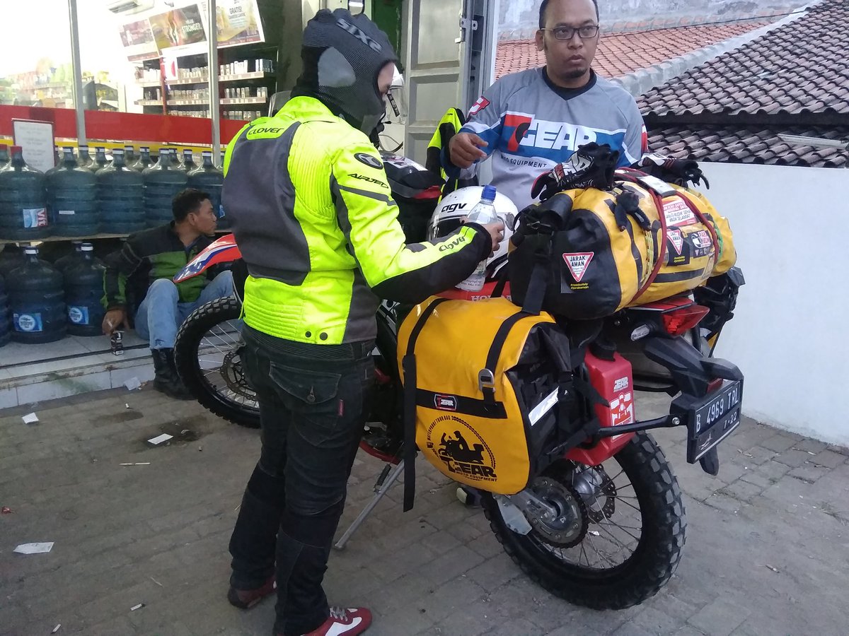 hengky_kik's tweet photo. akhirnya ktmu kawan seperjuangan waktu bareng"di Freedom Camp Castrol Bikers Indonesia 2017 , Bro Angga dr Team 7Gear  siap meramaikan jalur mudik di Pulau Jawa, Bali,Lombok n Sumbawa  slma perjalanan  akan jg mengupas  jalur mudik dan explore perjalanannya 
#7Gear
#7GearJourney https://t.co/W94sGhS2Wj