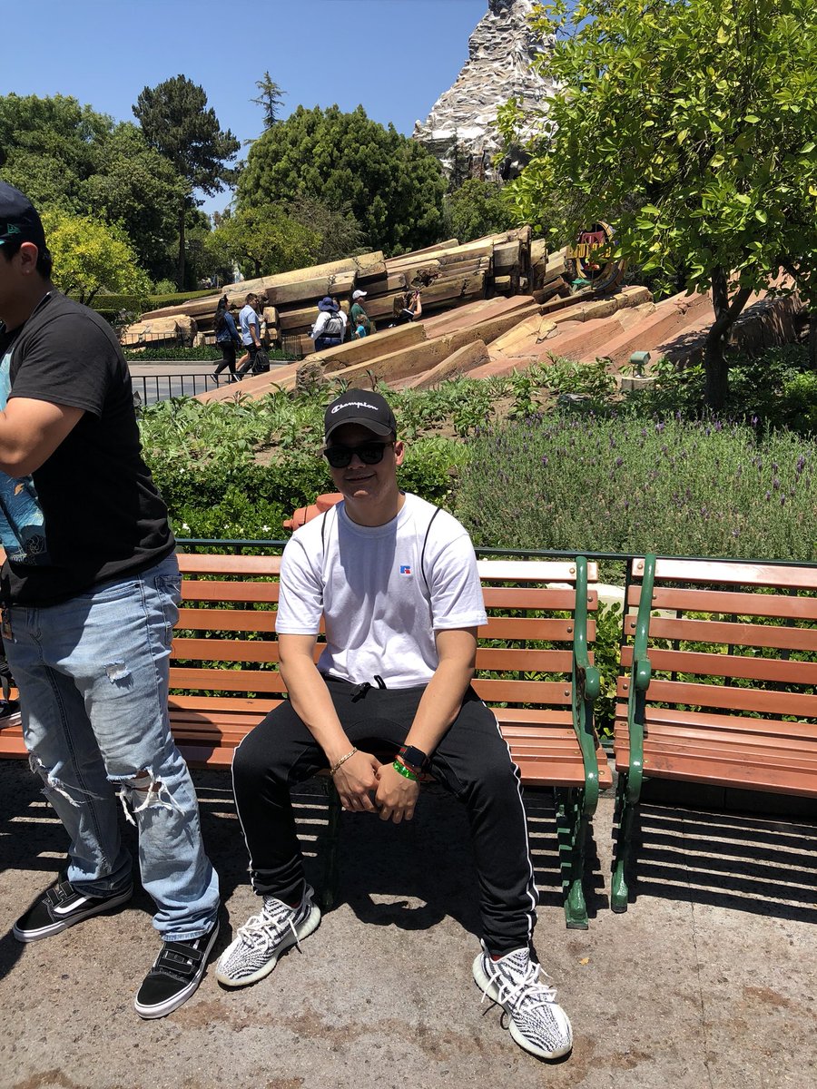 THISNOTALEX's tweet photo. My dudes #GradNite2018 https://t.co/k9VoUGMkvc