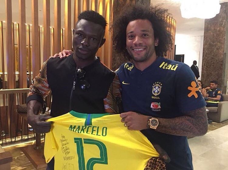 ActuFoot_'s tweet photo. Marcelo a offert son maillot à Mamoudou Gassama. 👌 https://t.co/Xi6UaKOvof