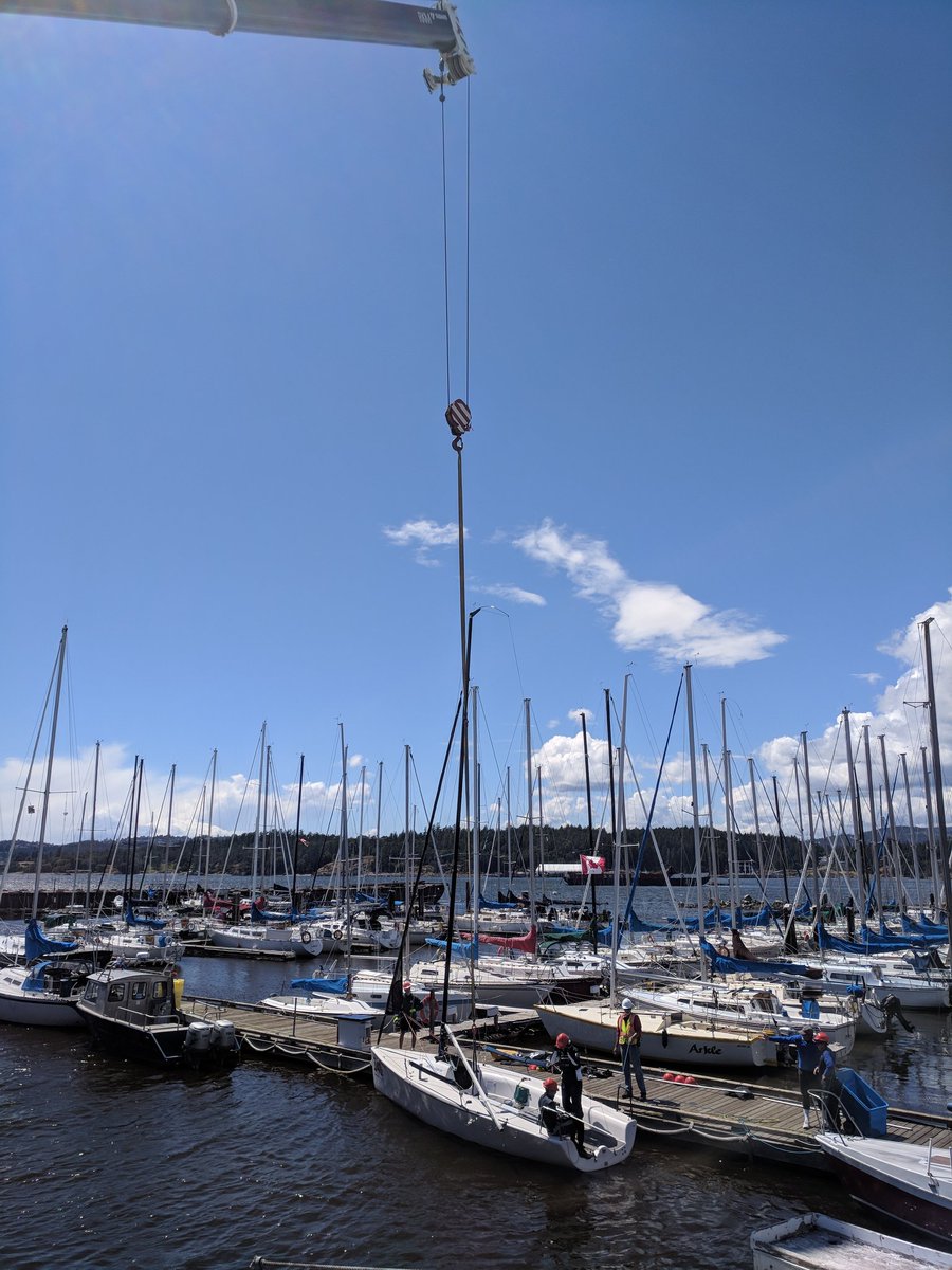 CFSAESQ's tweet photo. Saying goodbye to some new friends. Thanks to all the racers for an awesome time and hope you all have some good news stories to tell. @m24worlds2018 #yyjsailing #yyjhoststhrworld https://t.co/8eZFR83Eh0