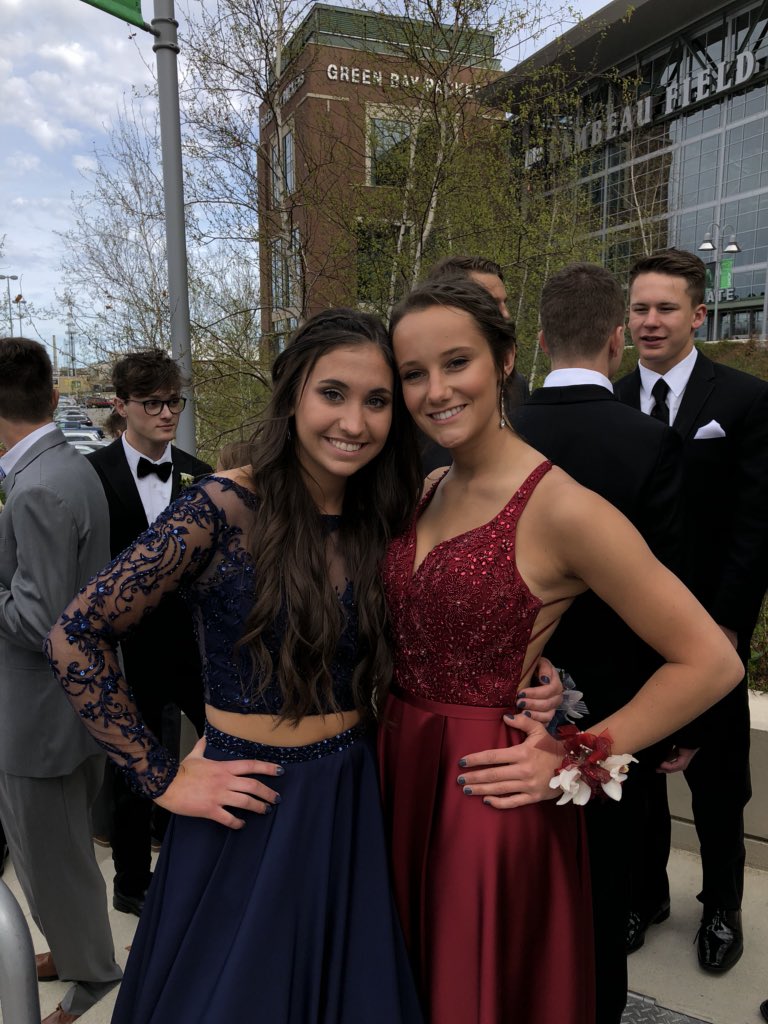 Sarah_Cavil's tweet photo. Happy birthday to my girl @jonelexi don’t know what I would do without our stupid laughs and memories💕 have a great day love ya!! https://t.co/zjS3Nw0M6C