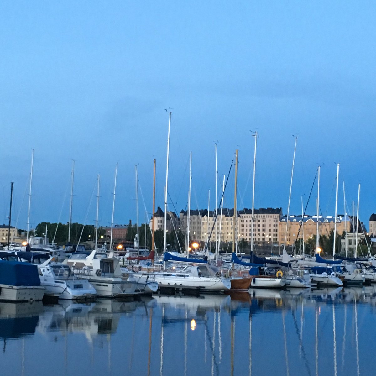 sanna_repo's tweet photo. Aamu Krunikassa, oma vene näiden kaunottarien joukossa. #venely #purjehdus #omakaunotar https://t.co/zWHkSbaZYh