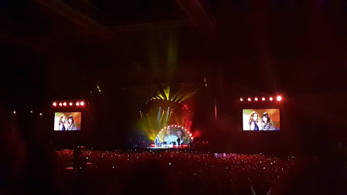 84Mayt3's tweet image. #PastoraSolerEnSevilla #PastoraSoler #vanesamartin @vanesamcfo @vanesamartin_ @PastoraSoler  un escenario muy chico para dos artistas tan grandes❤ @AudRocioJurado