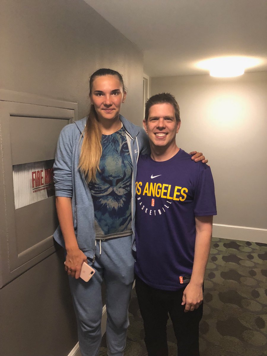 Hey ⁦<a href="/LA_Sparks/">La famille Sparks</a>⁩ fans! Guess who’s officially here in Los Angeles! We are so excited to have ⁦<a href="/maria_vadeeva/">Maria Vadeeva</a>⁩ here with us! Go Sparks!!