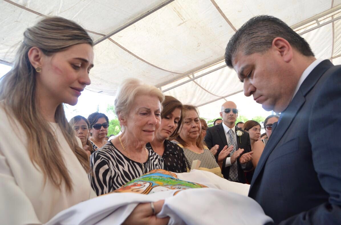 mrikelme's tweet photo. Hoy rendimos un merecido reconocimiento a la memoria de un hombre valiente, que siempre luchó por la seguridad de #PiedrasNegras y su gente. Fernando nos deja un gran recuerdo y el compromiso de seguir trabajando por un #Coahuila seguro y en paz. https://t.co/4faVO18tU9